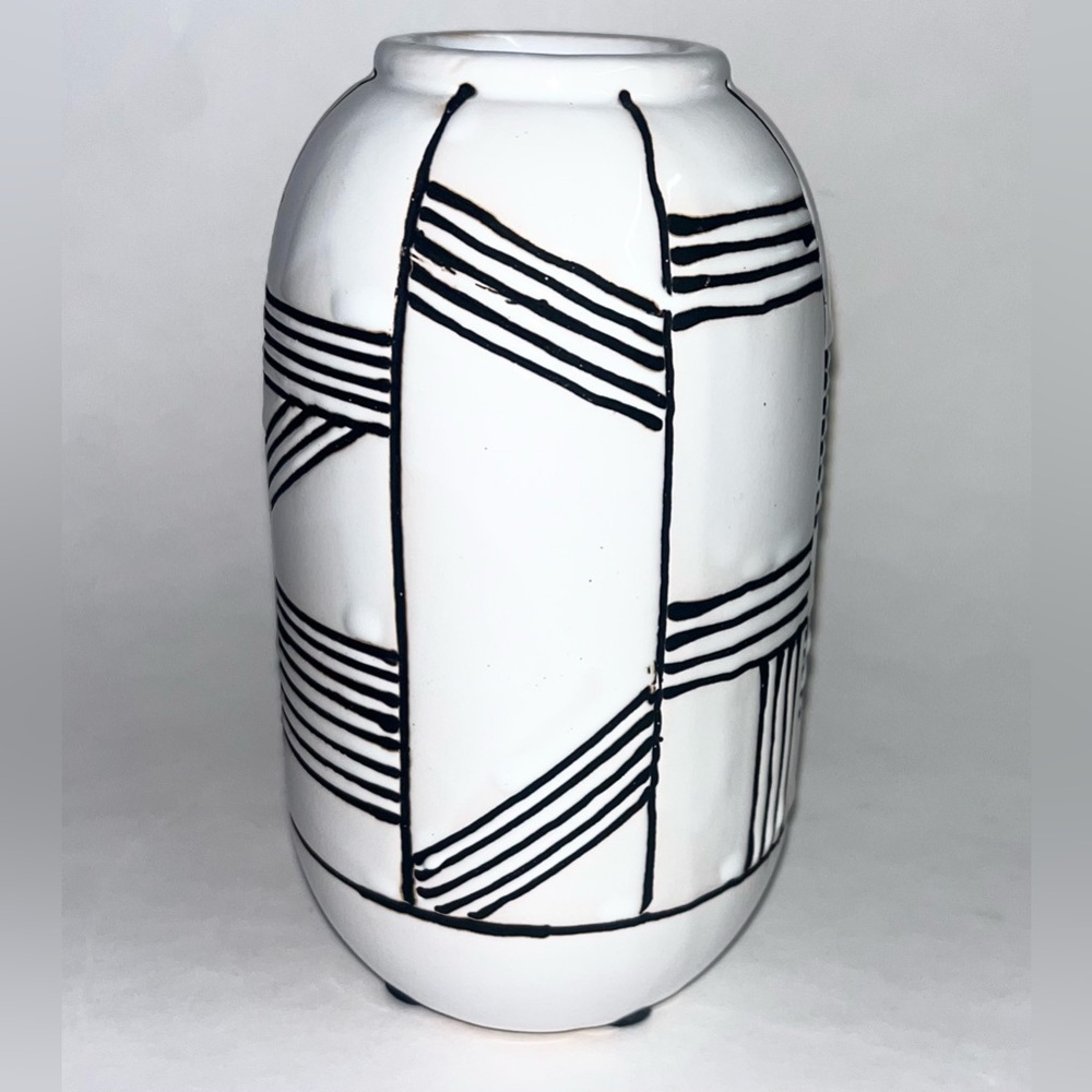 Pier 1 White Black Tribal Embossed Geometric Ceramic Vase Cylinder 6.5” EUC